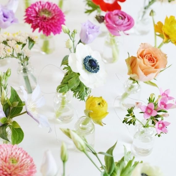 🌻Les fleurs : stars de la décoration de mariage💍 !⁠
dans des vases transparents, des bouteilles ambrés ou des soliflores mercurisés...⁠
⁠
#wedding #weddingdesign #mariage #fleurs⁠
#weddinginspiration #flowers #weddingideas