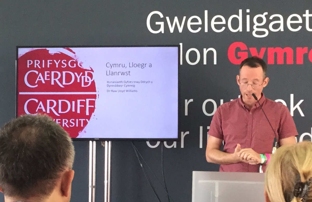 THJ1961's tweet photo. ‘Cymru, Lloegr a Llanrwst’; na, nid darlith ar ddylanwad #YCyrff ond @HuwL1oyd @prifysgolCdydd - trwy droi at ddau o feibion bro #Steddfod2019, William Salesbury a Richard Davies - yn dadlau (ymysg pethau eraill) na fydd y Lloegr gyfoes am ganiatau Cymru annibynol. @DyniaethauCCC https://t.co/a0sFIm9GCH