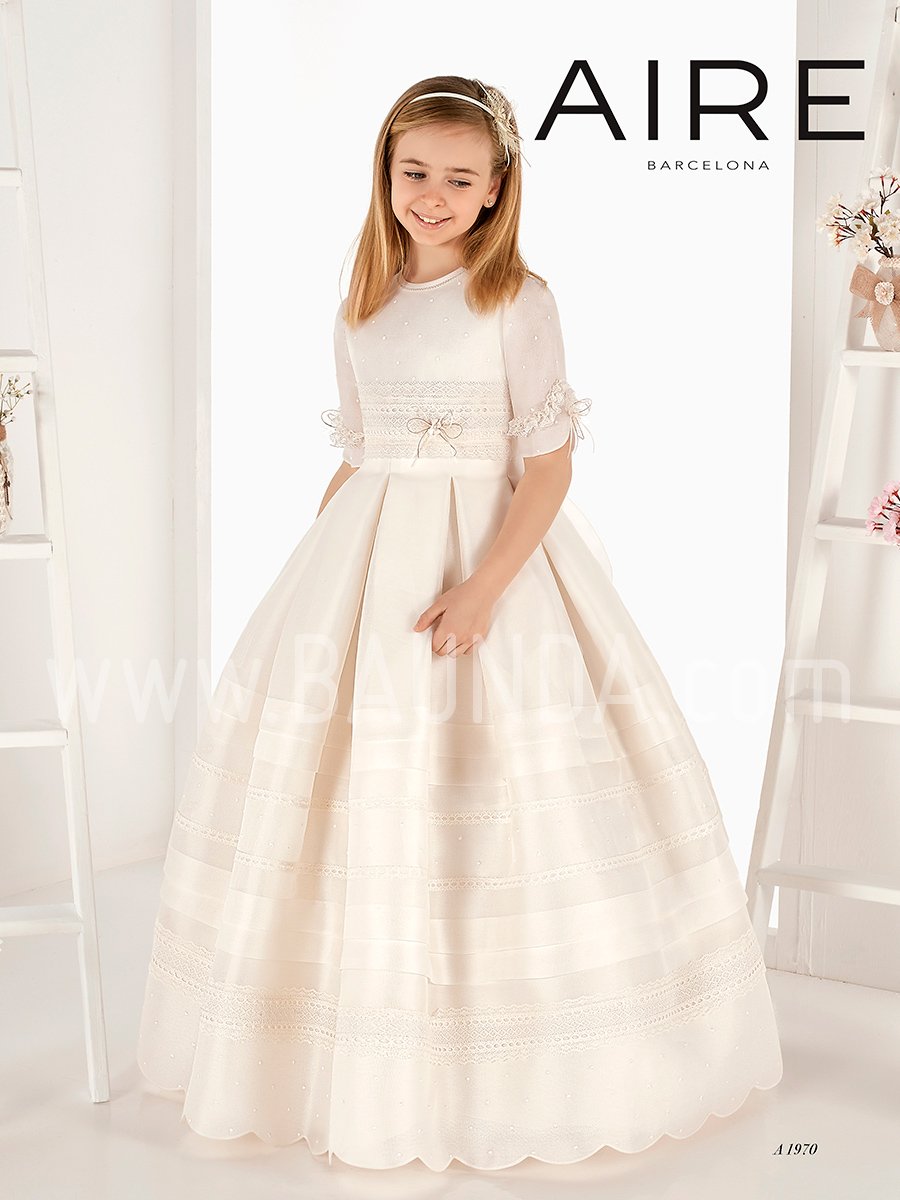 Baunda_es's tweet photo. ¡Nos C H I F L A! 👉 #Espectacular y #elegante vestido de comunión de #estiloclásico realizado en #sedanatural 👉🏾 https://t.co/rGBsiBe0FE

#SomosBaunda #LookBaunda #vestidoscomunión #comunión #vestidosniñas #vestidosconfaldas #vestidosdiferentes #PrincesasBaunda https://t.co/WiGABdn5Jf