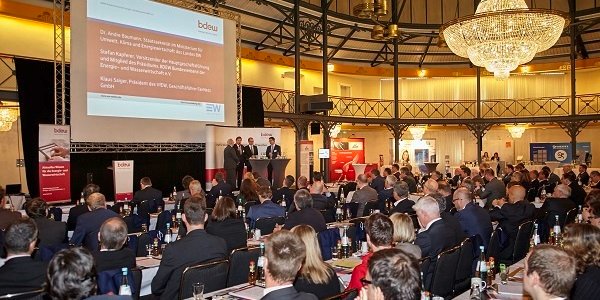 bdew_ev's tweet photo. Der #Netzwerk-Treffpunkt der #Energiewirtschaft: Beim #KMU Herbstforum von BDEW und VfEW @Energieverband treffen sich kleine und mittlere Unternehmen, um die Zukunft der Energiebranche mitzugestalten - 12. September 2019, Göppingen #bdewkmu https://t.co/wRilLlGG5F https://t.co/m5SWsjPtCj