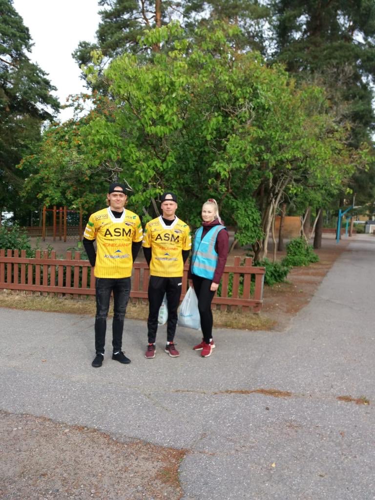 torvisu's tweet photo. Tänään oli monella koululaisella jännä paikka! #LähiTapiolaVellamo ’sta olimme aamulla paikalla yhteistyökumppaneidemme kanssa sekä #Kouvola ’ssa että #hyvinkää ’llä @Pallonlyojat @TahkoSuperpesis https://t.co/q60EVoVqRO