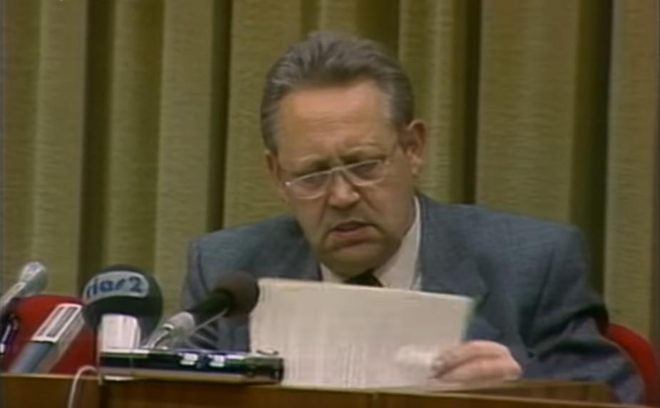 EifelerRadioTag's tweet photo. „Das tritt nach meiner Kenntnis … ist das sofort, unverzüglich.“ sagte Günter #Schabowski am 09. November 1989. 30 Jahre #Mauerfall: Am 09. und 10. November 2019 kommen die Eifeler Radiotage zurück - mit Radiogeschichten aus Ost und West. Save the date!

Foto: Fernsehen der DDR https://t.co/2xFLPMwn6f