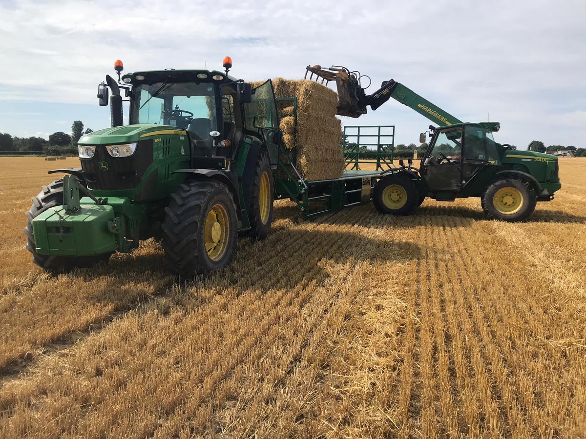 Straw carting this morning to bed down our <a href="/UKHerefords/">Hereford Cattle UK</a> cattle over the winter months #Farm24