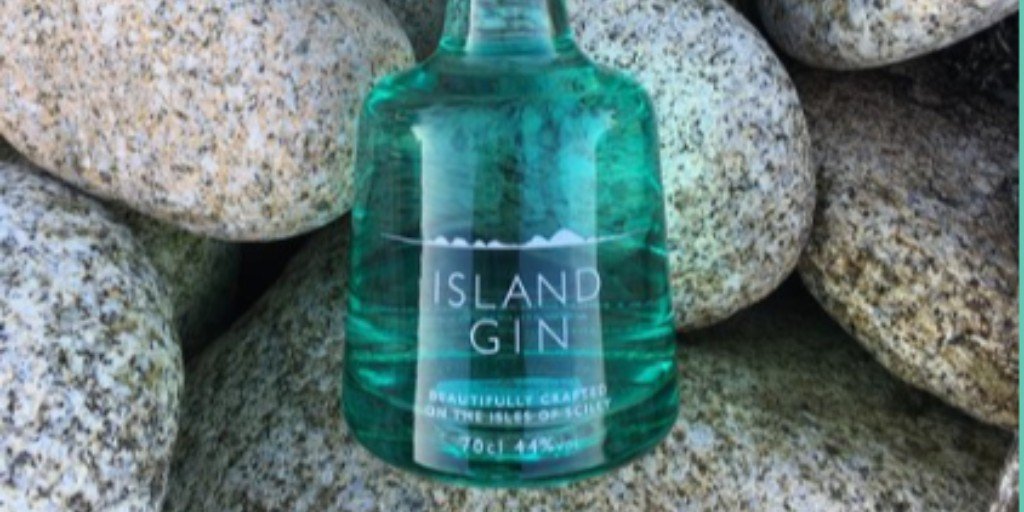 Tregarthens's tweet photo. Summer in Style with Tregarthen's NEW Gin &amp; Tonic evening every Thursday between 5pm – 8:30pm. Choose any two from our gin selection (including award winning @scillyspirit , olives, home-made bread &amp; dip. All for just £15.

#gin #scillygin #ginandtonic #scillyliving #islandlife https://t.co/i0v310H67z