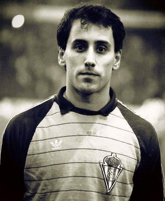 only_sporting's tweet photo. En el día Internacional del gato no podemos dejar de mencionar a nuestru "gatu" particular...al del SPORTING, Don Juan Carlos Ablanedo!!!

Porterazo, cómo volaba...y qué reflejos tan felinos!!!💪🔴⚪🔴⚪ https://t.co/7nEiOjGolE