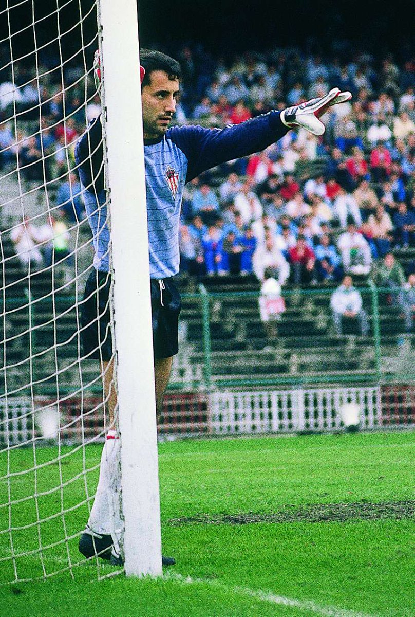 only_sporting's tweet photo. En el día Internacional del gato no podemos dejar de mencionar a nuestru "gatu" particular...al del SPORTING, Don Juan Carlos Ablanedo!!!

Porterazo, cómo volaba...y qué reflejos tan felinos!!!💪🔴⚪🔴⚪ https://t.co/7nEiOjGolE