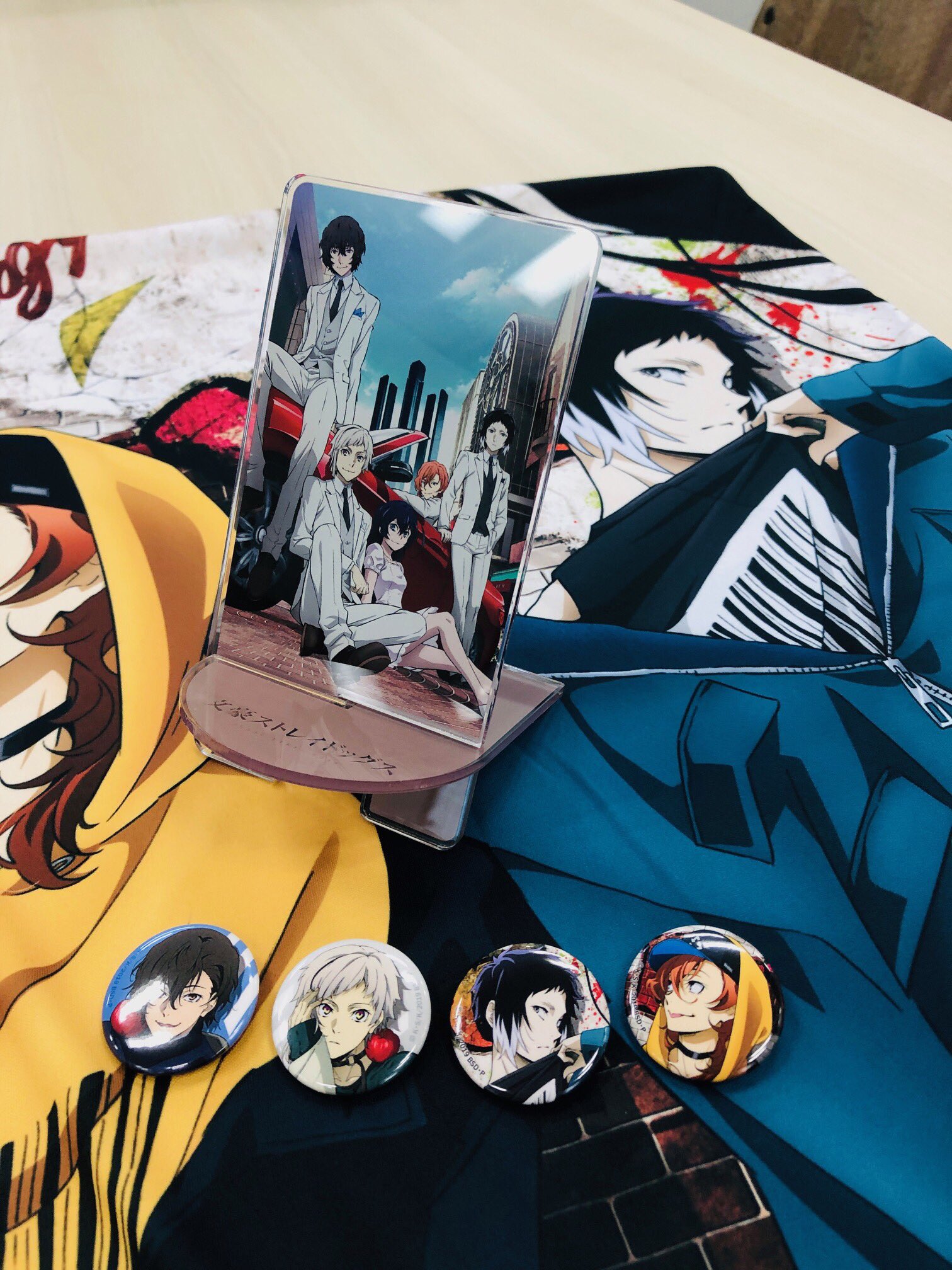 アニメ 文豪ストレイドッグス わん 公式 On Twitter Info 此方は 商品no 035 文豪ストレイドッグス コミックマーケット96セット C クッションカバー 両面 缶バッジ4個 スマホスタンド ネックストラップ付き敦のパスケースと盛り沢山 お持ち帰り