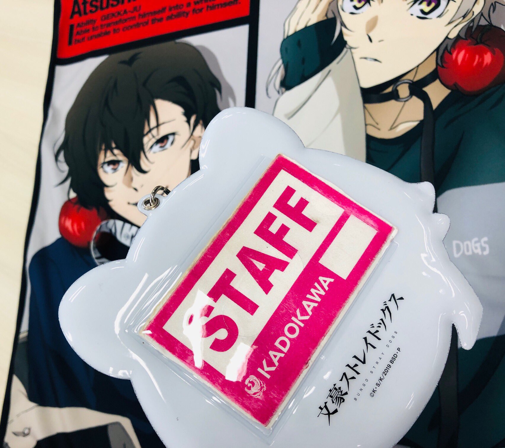 アニメ 文豪ストレイドッグス わん 公式 On Twitter Info 此方は 商品no 035 文豪ストレイドッグス コミックマーケット96セット C クッションカバー 両面 缶バッジ4個 スマホスタンド ネックストラップ付き敦のパスケースと盛り沢山 お持ち帰り