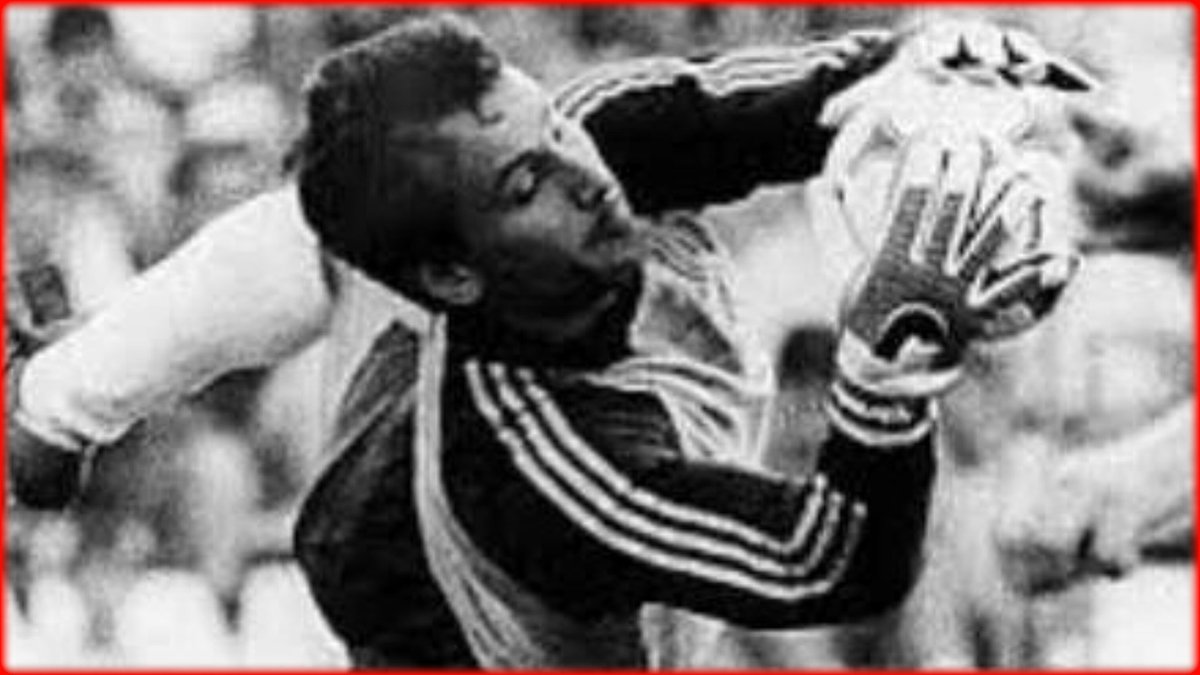 only_sporting's tweet photo. En el día Internacional del gato no podemos dejar de mencionar a nuestru "gatu" particular...al del SPORTING, Don Juan Carlos Ablanedo!!!

Porterazo, cómo volaba...y qué reflejos tan felinos!!!💪🔴⚪🔴⚪ https://t.co/7nEiOjGolE