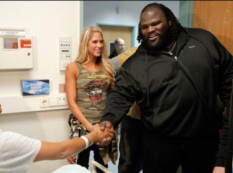 ChelseaFansWor1's tweet photo. Romelu #Lukaku has arrived for his medical at Inter #Milan.

#DeadlineDay https://t.co/KwmyNKrWzO