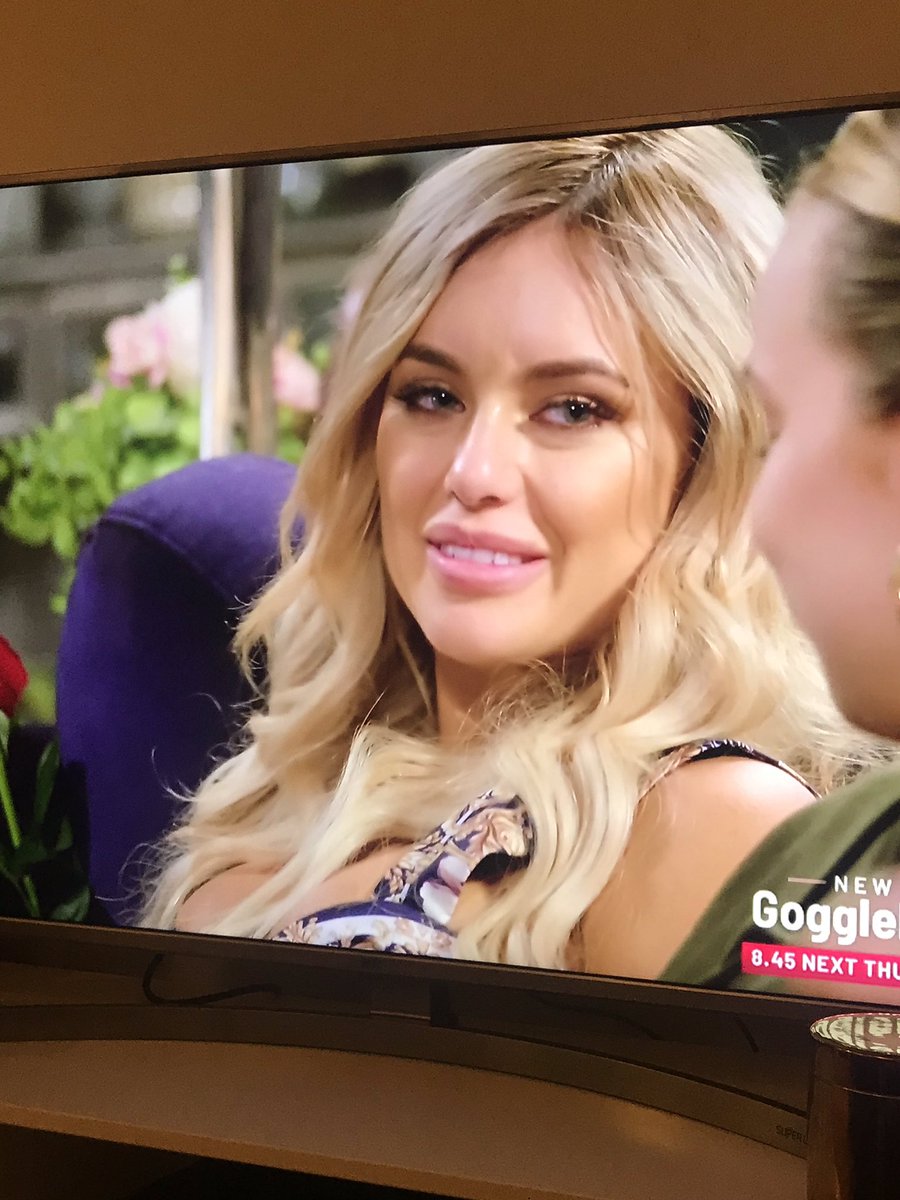 timinthecity's tweet photo. Tonight, the role of Monique on #BachelorAU will be played by @sjademusic 🤔 @TheBachelorAU #SamanthaJade #LookWhatYouveDoneToMe https://t.co/xb5VypSRmU