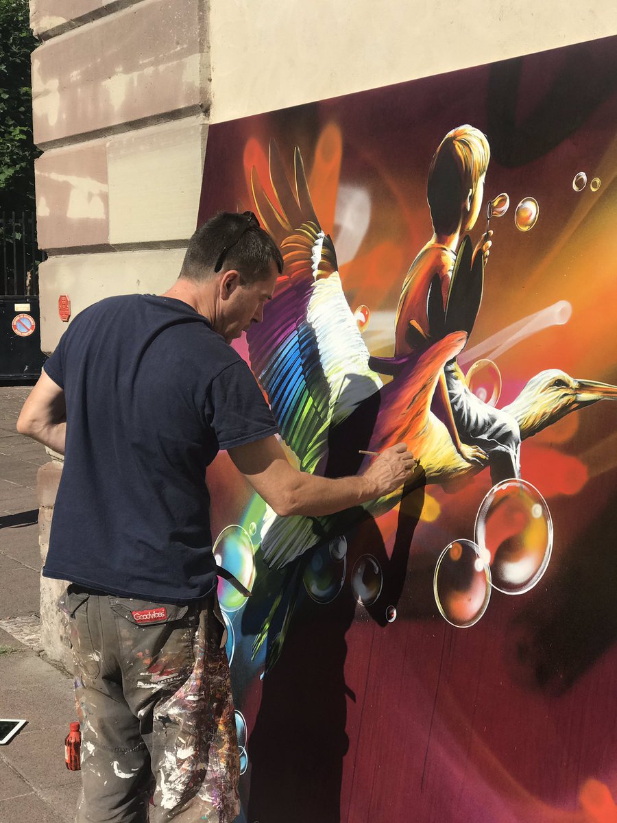Elizinfograph's tweet image. L’œuvre de @dan23_info en référence à l’#Alsace se précise mais il manque encore quelques surprises... les passants près du barrage #Vauban adorent 😍 #Cd67 #streetart #streetartist #strasbourg