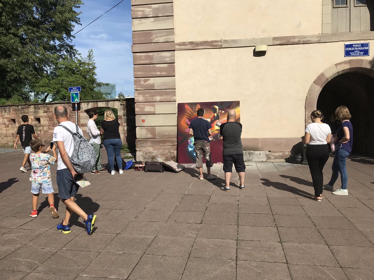 Elizinfograph's tweet image. L’œuvre de @dan23_info en référence à l’#Alsace se précise mais il manque encore quelques surprises... les passants près du barrage #Vauban adorent 😍 #Cd67 #streetart #streetartist #strasbourg