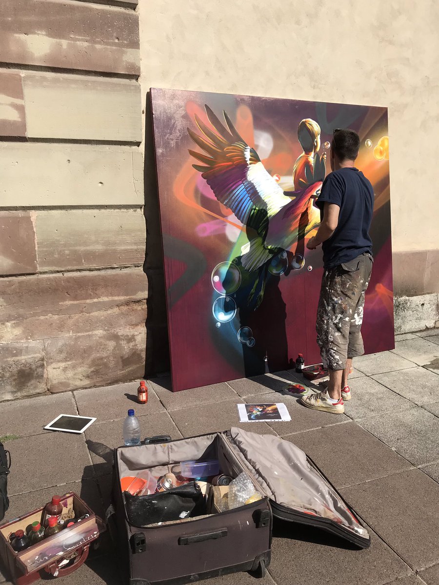 Elizinfograph's tweet image. L’œuvre de @dan23_info en référence à l’#Alsace se précise mais il manque encore quelques surprises... les passants près du barrage #Vauban adorent 😍 #Cd67 #streetart #streetartist #strasbourg