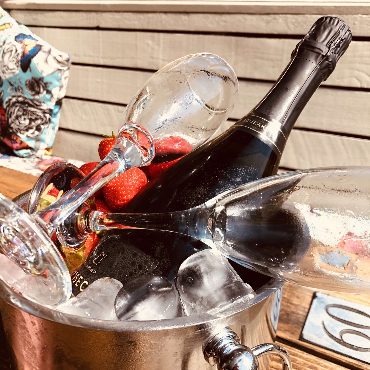 Join us today and tomorrow for 20% off on selected bottles of fizz!!! Get the weekend started in style!!!!! #prosecco #fizz #bubbles #woburnsands