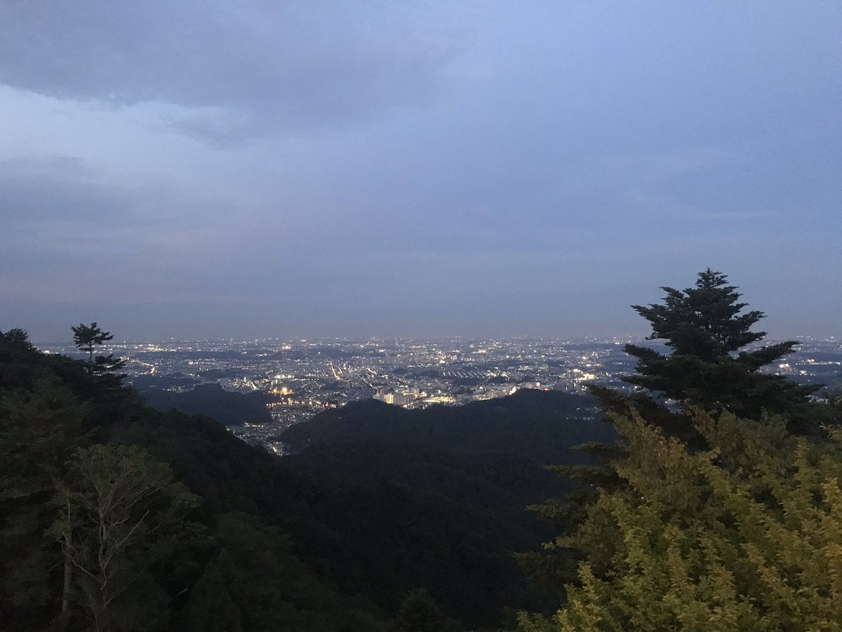 涼紀さんと平たい胸族 高尾山ビアガーデンの景色が夜景になりかけてきた 涼紀さんと平たい胸族 高尾山ビアガーデンの景色が夜景になりかけてきた