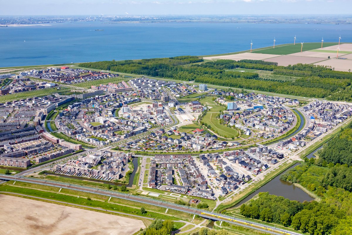 Zie hier, een recente luchtfoto van het populaire Homeruskwartier in Almere Poort. Dichtbij strand, dichtbij bos, dichtbij Amsterdam. #toplocatie