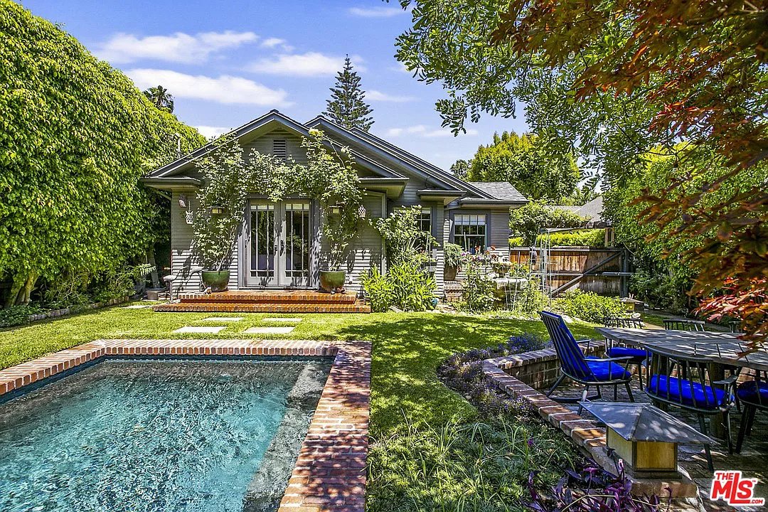 EstetHouse's tweet photo. 1435 N Spaulding Ave, Los Angeles, CA 90046 🇺🇸

Стоимость: 1.799.000$ 💵

✔ спальни: 2
✔ ванные комнаты: 2
✔ площадь дома: 143 кв.м.
✔ площадь участка: 627 кв.м.
🚘 гараж: 4

#travelusa #usatravel #travellosangeles #traveltheusa #buyproperty #estethouse #эстетхоусе https://t.co/gLU4qTf40A