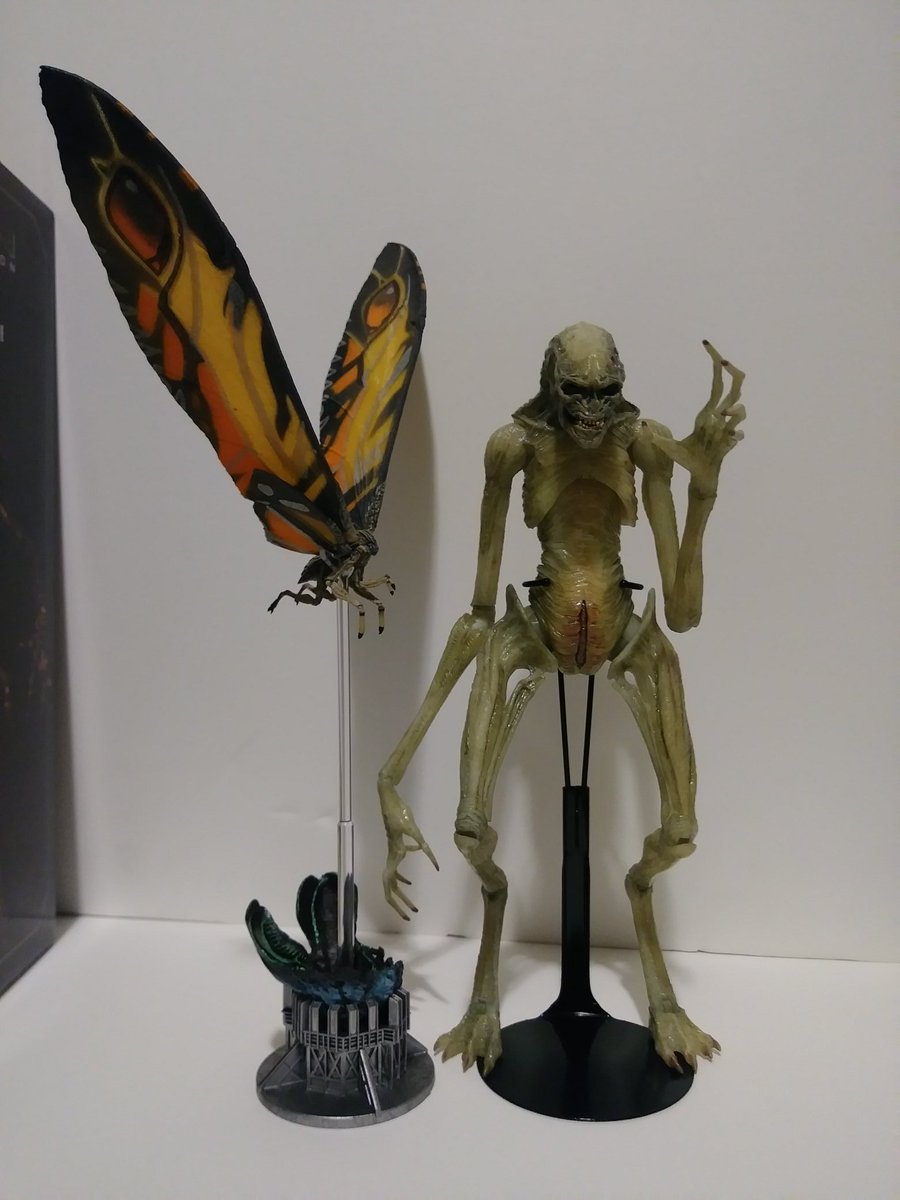 BlueBoy8000's tweet photo. This is how its legs must always look like while standing up: (proper leg posing of the Newborn) #NECA #TheNewborn #AlienResurrection #AlienSeries14 Straight legged just looks wrong. https://t.co/4XuYT8V6hI