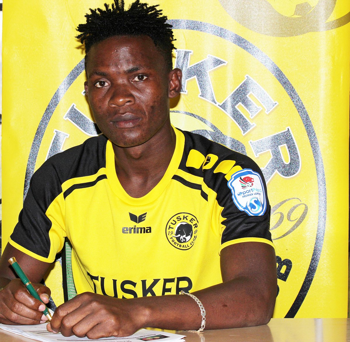 tusker_fc's tweet photo. Berry is a Brewer💪🏽
George Odhiambo "Blackberry" joins us from Gor Mahia on a 2 year deal.  

Welcome Berry to Tusker 🙌!

#kpltransfers #TFC #Tusker https://t.co/VxjPDecRHN