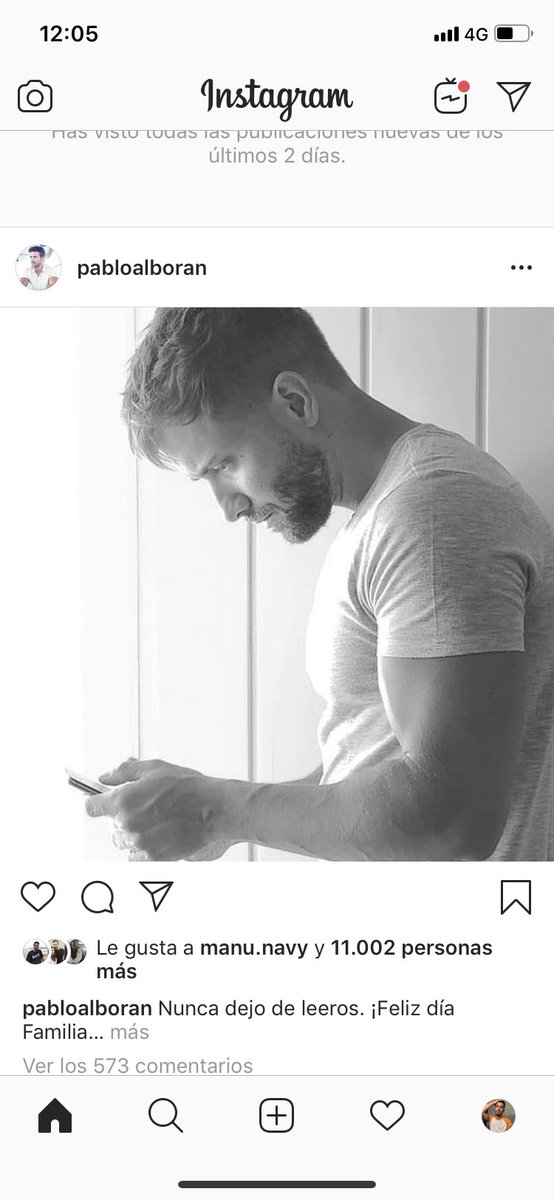 Pablo Alborán subió esta mañana la foto de la izquierda a Instagram, pero cuando vio que todos los comentarios eran sobre su 🍆 decidió borrarla y subirla cortada JAJAJAJAJAJA ME ESTOY MEANDO