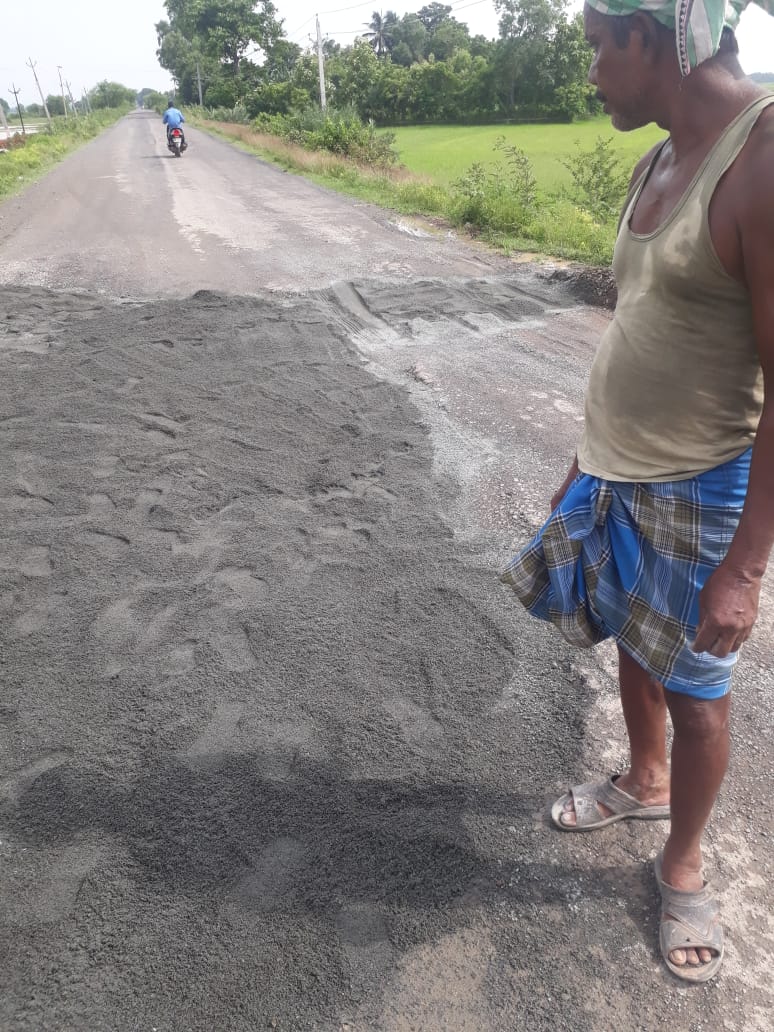 Bhadrakrnbdivi2's tweet photo. @DM_Bhadrak @sahoojagannatha @PdDrda Repair work taken up with crusher dust filling https://t.co/Fttqhl7aUB
