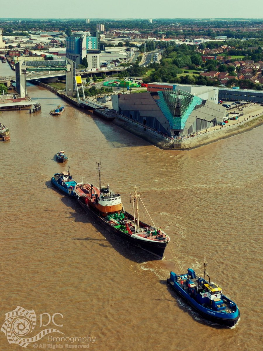 montz68's tweet photo. Few pics showing #ArcticCorsairMove from #riverhull #riverhumber into #alexandradock for restoration work as part of @HullMaritime project, berthed at #siemensgamesa @ABPHumber 
#sidewinder #trawler #tugs #arcticcorsair #photography #shipping https://t.co/RBzsFZHzVV