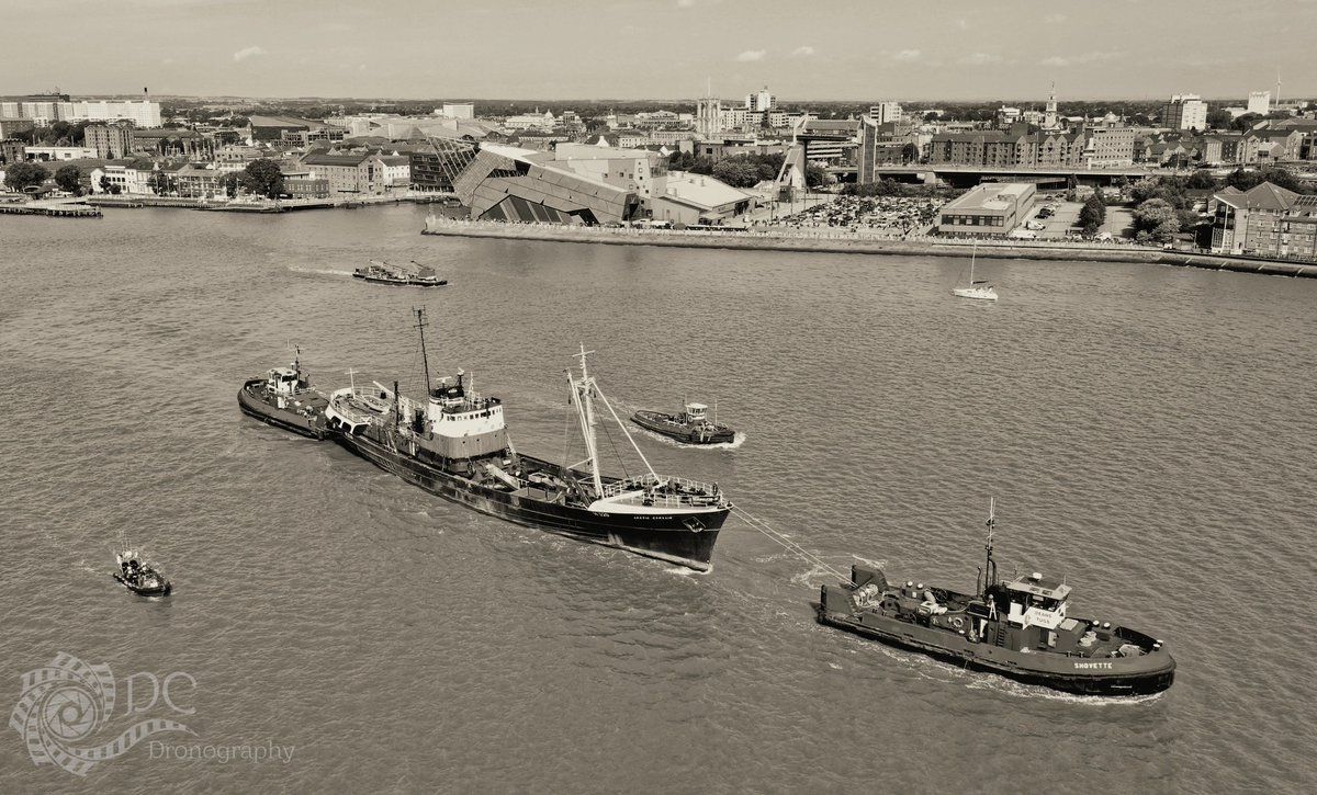 montz68's tweet photo. Few pics showing #ArcticCorsairMove from #riverhull #riverhumber into #alexandradock for restoration work as part of @HullMaritime project, berthed at #siemensgamesa @ABPHumber 
#sidewinder #trawler #tugs #arcticcorsair #photography #shipping https://t.co/RBzsFZHzVV