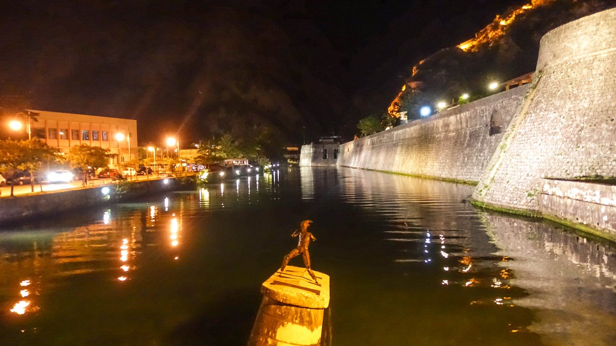 TempResidents's tweet image. Old Kotor is a medieval walled town shaped like a triangle, with one gate in each of its three corners. Inside are narrow alleys open up into a handful of squares (called Trg in Montenegrin) surrounded by churches, cafes and shops. #kotor #montenegro #medieval