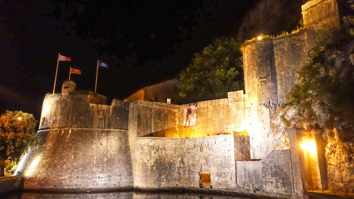 TempResidents's tweet image. Old Kotor is a medieval walled town shaped like a triangle, with one gate in each of its three corners. Inside are narrow alleys open up into a handful of squares (called Trg in Montenegrin) surrounded by churches, cafes and shops. #kotor #montenegro #medieval