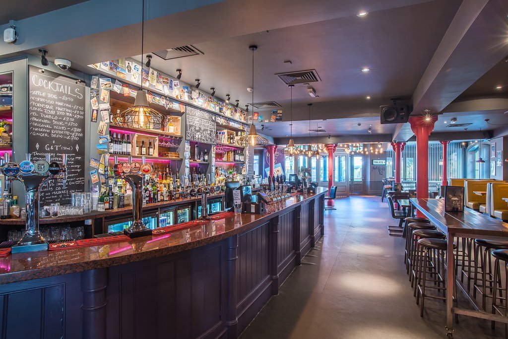 2/5 @60MPC is Bournemouth’s best bar and that is not up for debate. Serving up everything from burgers to quizzes to jumble sales, 60 Mill is where you go if you want to see what’s truly great about this town. gq.uk/sxwm8Y