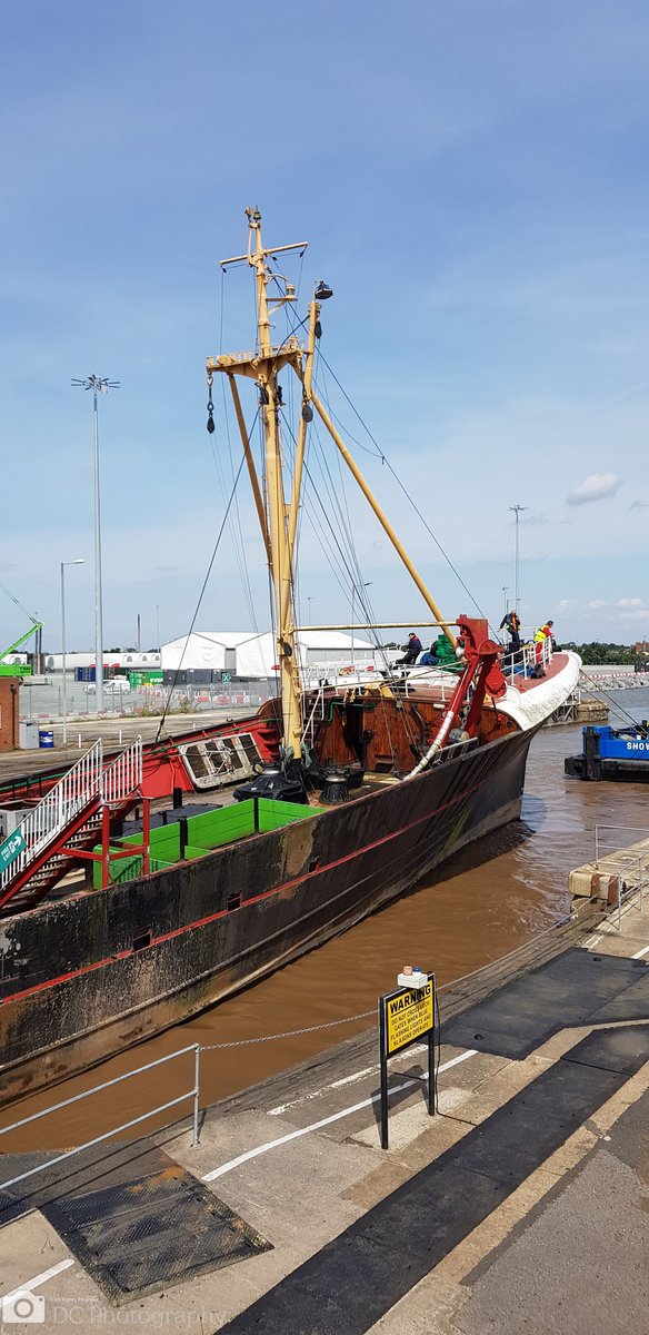 montz68's tweet photo. A few pics showing #ArcticCorsairMove from #riverhull #riverhumber into #alexandradock for restoration work as part of @HullMaritime project, berthed at #siemensgamesa @ABPHumber 
#sidewinder #trawler #tugs #arcticcorsair https://t.co/VYoSWNaV20