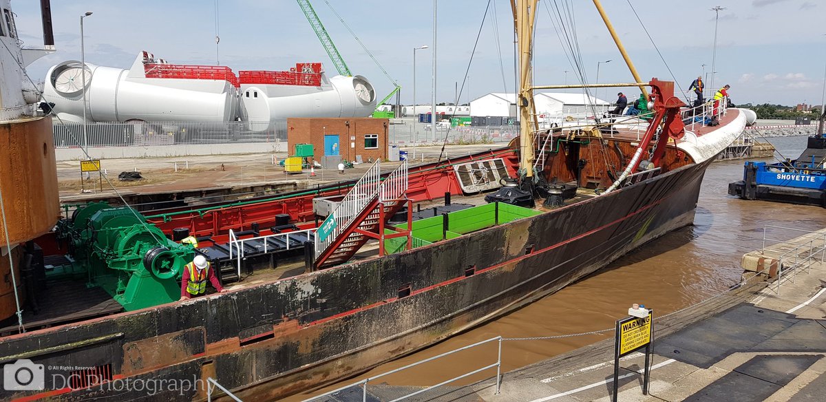 montz68's tweet photo. A few pics showing #ArcticCorsairMove from #riverhull #riverhumber into #alexandradock for restoration work as part of @HullMaritime project, berthed at #siemensgamesa @ABPHumber 
#sidewinder #trawler #tugs #arcticcorsair https://t.co/VYoSWNaV20