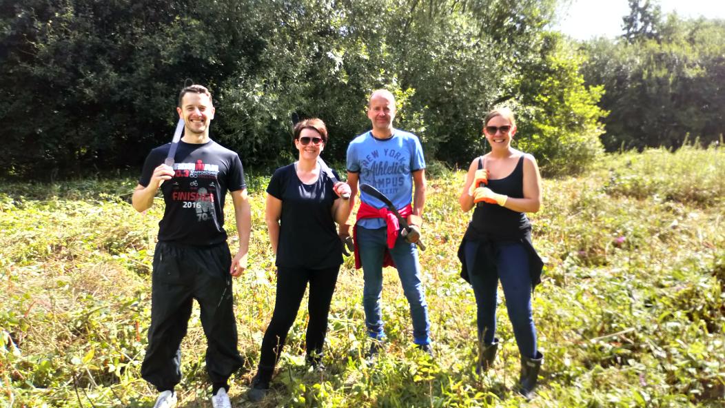 TCVManchester's tweet photo. Slashers at the ready! We're getting rid of Himalayan Balsam at Sale Water Park with volunteers from NatWest @TCVtweets @OneTrafford @TraffordCouncil This is part of our long term programme to remove this invader from the park. https://t.co/cYJhfhNLpT