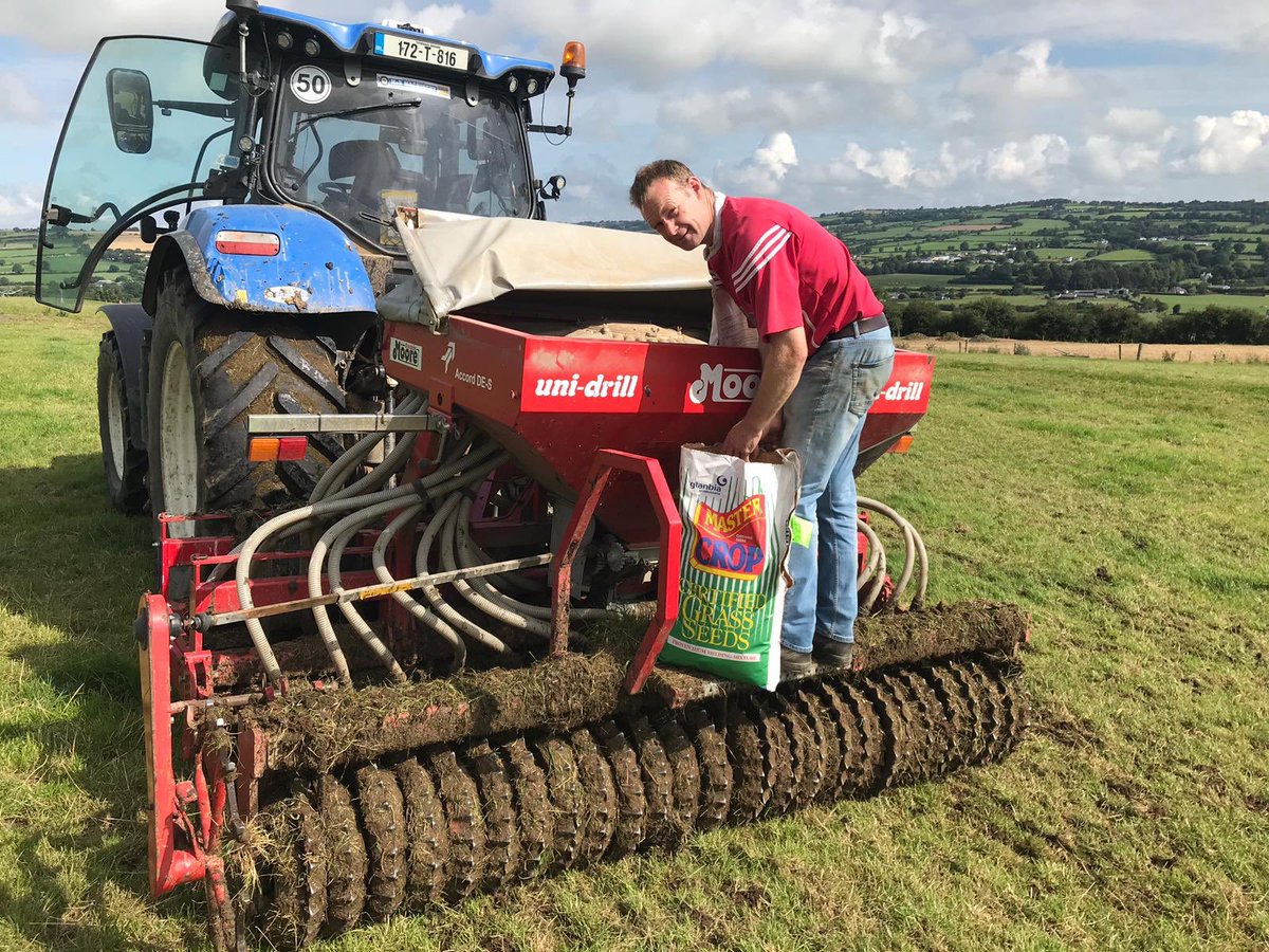 TirlanFarmLife's tweet photo. 🚜🌱Local Contractor William Corrigan, stitching Glanbia’s Premium Graze Grasseeds @ 34.5kg/ha for local farmer in Tullaroan. Field grazed up to three days ago and will be desiccated with glyphosate three days post sowing. #GreatGrass #Reseeding #MasterCrop https://t.co/iKu1cZ6pAd