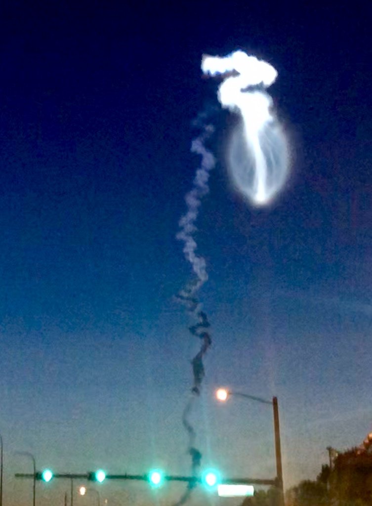 toddstewart's tweet photo. The @ulalaunch as seen from 408 en route to @MCO. https://t.co/6thotT902l