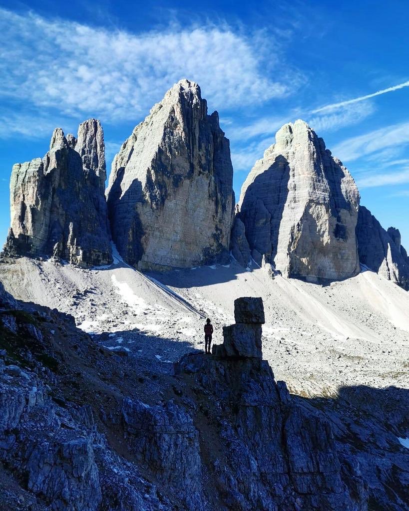 #JeudiPhoto cest pour en prendre plein les yeux 🤩
📍Les Tre Cime, Dolomites, Italie
Au lever du soleil, dans la fraîcheur du matin, nos corps se réveillent en grimpant et nos yeux s’émerveillent à cette vue... bonheur intense !
#mountains #montagne #nature #paysage #randonnee