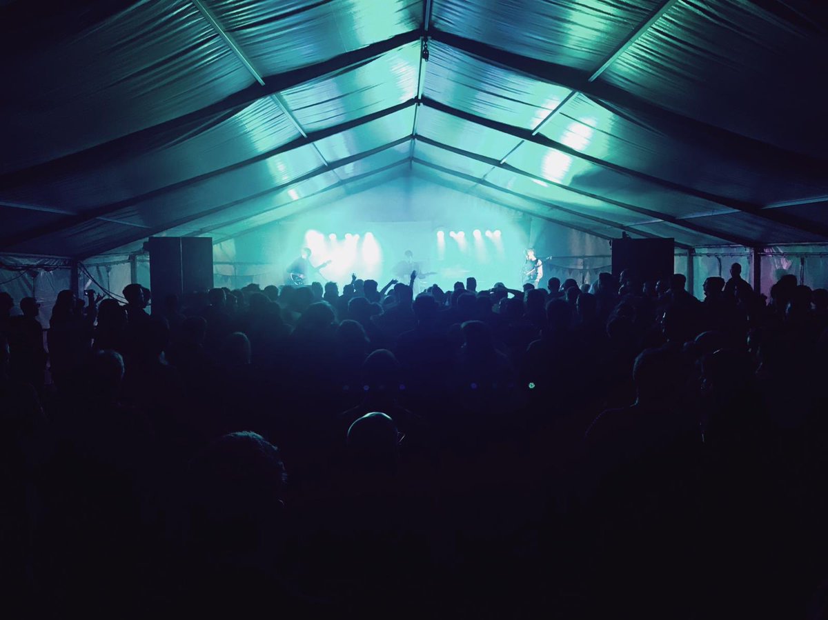 Pwy ohono chi oedd yn y gynulleidfa yma nithiwr? 🤩

Gig arbennig a noson fythgofiadwy. Diolch o galon i <a href="/sensegur/">Sen Segur</a> am ddod nôl am un noson arall ac i <a href="/OMALOMAband/">OMALOMA</a> a <a href="/YnysMusic/">Ynys</a> hefyd. 

Edrych ‘mlaen i groesawu <a href="/colorama_sound/">Carwyn Ellis & Rio 18</a> a phawb heno. 3️⃣ noson arall dal i ddod!! 😱💚