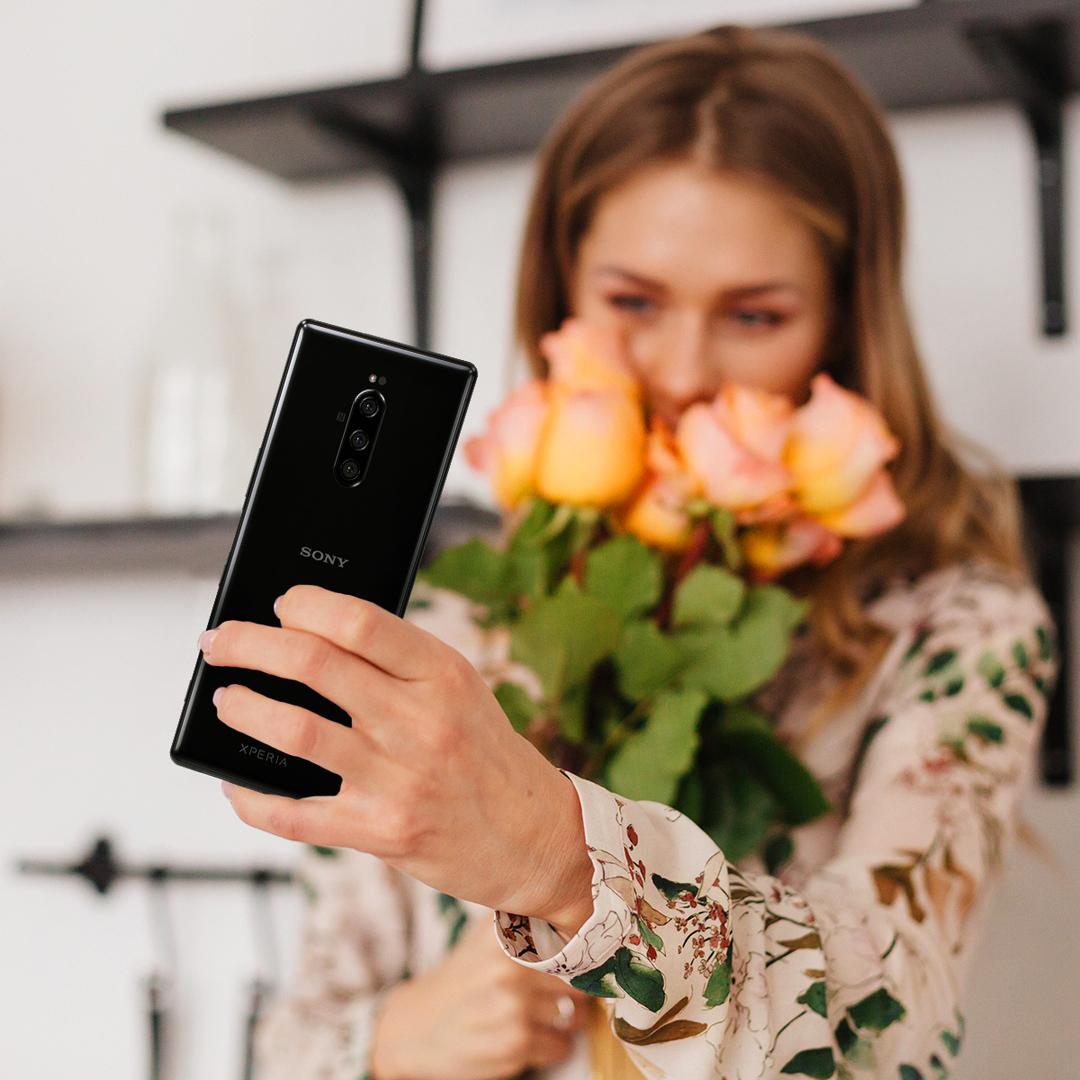 sonyxperia_ua's tweet photo. Увімкніть селфі-камеру на смартфоні Xperia, займіть потрібну позицію для фото — і посміхніться. До вдалого селфі — одне натискання кнопки. https://t.co/mRsPPeAWw7