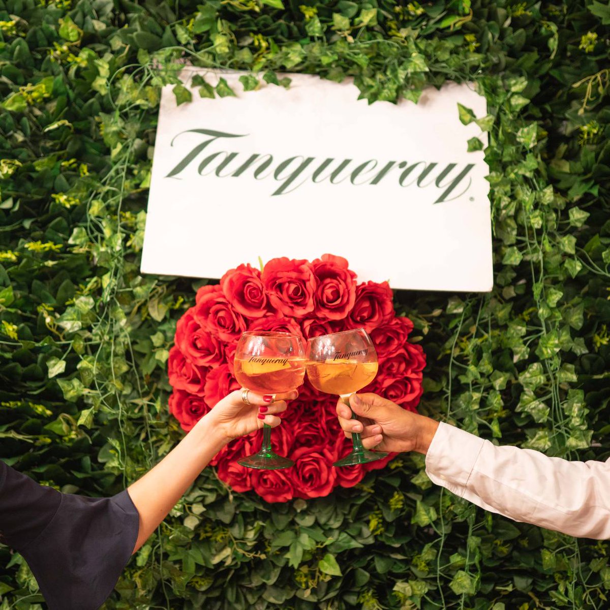 SlugLeeds's tweet photo. Tanqueray Thursday☀️🍸

The weekend is nearly upon us and what better way to kick it off than treating yourself to G&amp;T or 2!... 
I mean they are 2-4-1 across our #TanquerayGin range 
•
•
•
•
•
•
#ThirstyThursday #Gin #SlugLeeds #LeedsBars #Ginsperation https://t.co/hZmxidfSvZ