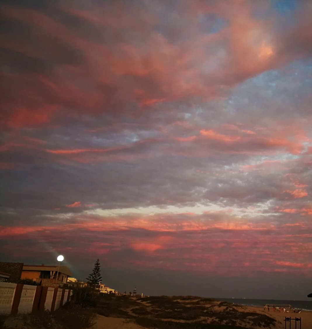 wear_108's tweet photo. Puesta de sol en Punta Umbría un 7 de agosto. #wear_108 #playapuntaumbria #beautiful @CarolinaMarin #Huelva https://t.co/45fhvXrWJL