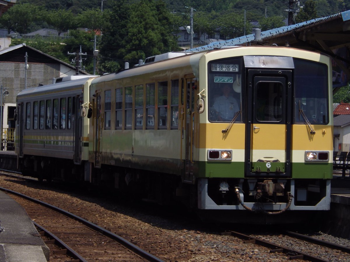 Kokutetu103 13 広電3500形 元祖軽快電車 この手の顔の電車が好きなんだけど このクルマは車輪を完全に隠したデザインなのが好印象 特に路面軌道で走ってると尚更スマートに感じる