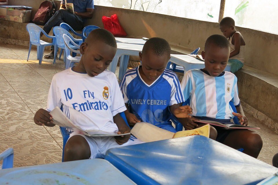 fpajaroazul's tweet photo. Tarde biblioteca con los niños y niñas del barrio que acuden al centro Bana ya Poveda para poder leer. Después tienen un rato de juegos. Ayer tocó jugar al pañuelo. Este centro nos tiene encandilados por el trabajo tan maravilloso que realizan.

#elpajaroazul 📷@InmaculadaGleCa https://t.co/CEJ5Gc2j6J