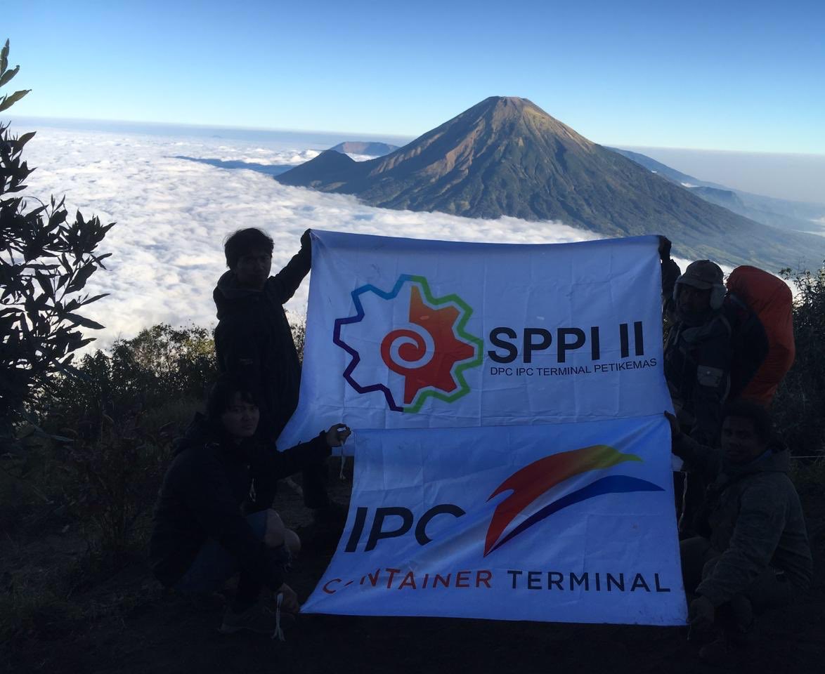 ipctpk's tweet photo. Kami ambil resiko untuk menembus -10 derajat celcius di puncak Gn. Sumbing-Jawa Tengah, kami kibarkan atas nama pengurus & anggota DPC SPPI II IPC TPK untuk Hari Jadi #IPCTPK ke 6, sebagai simbolis pengabdian dan pelayanan bagimu Negeri -Dirgahayu IPC Terminal Petikemas- https://t.co/SoCv9Q4mnd