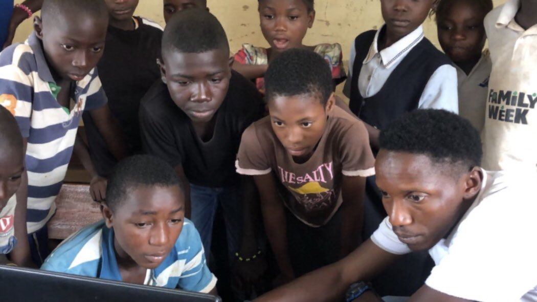 AhamRochasFDN's tweet photo. #HappeningNow The #AROEEP ICT Pop-Up is currently holding at new Kuchigoro IDP Camp in Abuja. Several children are learning the insights of what a computer can do. #ICTCreatesBetterOpportunities #AROFDN https://t.co/uAJGWJm9ml