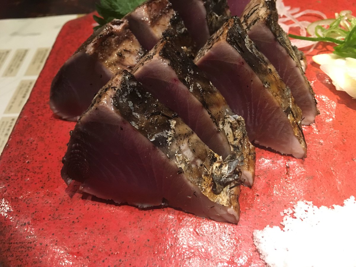 東銀座界隈くん 日比谷で飲み会 高知のカツオのたたきが名物のお店に行ったよ 美味しいカツオは塩でいただくのが新鮮だった 旬のアスパラも藁焼きで香ばしく仕上がってたよ 日比谷 魚介 藁焼き カツオ 高知 居酒屋 四万十川 銀座 T Co