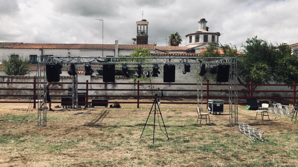 INCYDES_'s tweet photo. Dos días para que empiece el II Certamen de Teatro Feminista!!!! Venid, que estamos ya casi casi sentadas en las butacas! 

#Teatro #feminismo
#estoempiezaya #espectaculo #ayquénerviosmadre

(En la imagen se ve un escenario a medio montar) https://t.co/iMwKec0YzO