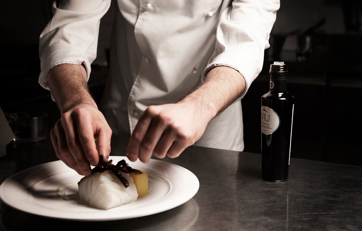 Il cibo è #cultura, espressione della #storia di un territorio e dei suoi abitanti.
Olio Vù DOP, extravergine di oliva di altissima #qualità, valorizza tutte le pietanze, esaltandone i #sapori.
#extravirgin #oliveoil #premiumquality #vùtaste #vùexperience #cometobasilicata