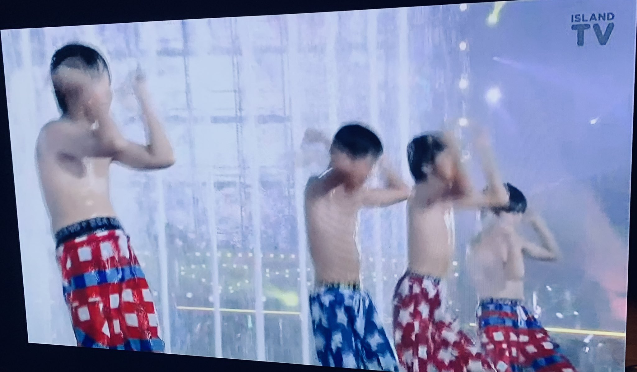もぐもぐ せや 夏だから水や と思ったかどうかはわからんけど東京ドームの真ん中に海パンの男子たちを何十人も放って大量の水をぶち上げてずぶ濡れにさせるジャニーズ やはり気が狂ってる ジャニーズjr祭り もぐもぐ せや 夏だから水や と思ったかどうかはわからんけど東京ドームの真ん中に海パンの男子たちを何十人も放って大量の水をぶち上げてずぶ濡れにさせるジャニーズ やはり気が狂ってる ジャニーズjr祭り