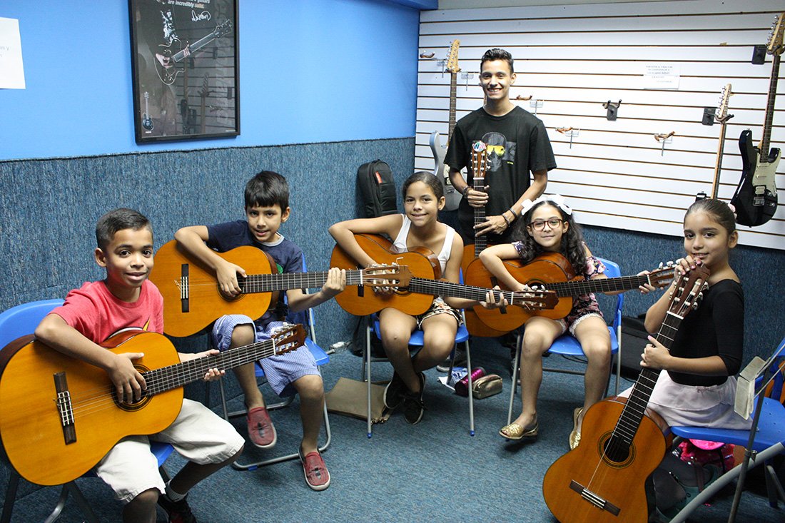 ¡Ven y vive la música con nosotros! 
-

#guitarra #guitarraclasica #musica #academia #cursos
